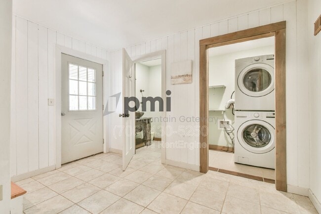 Building Photo - 230 Silver Maple Ln