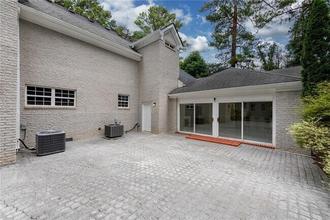 Building Photo - 680 W Paces Ferry Rd NW
