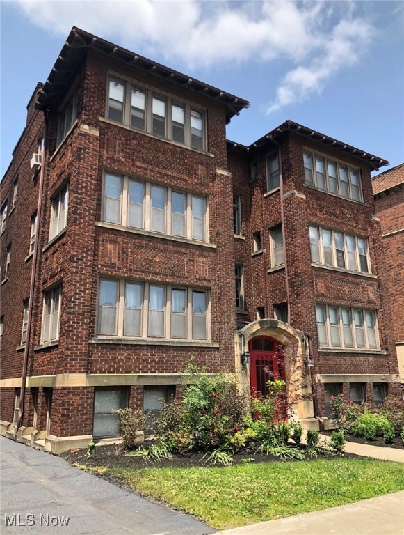 Primary Photo - 2672 N Moreland Blvd