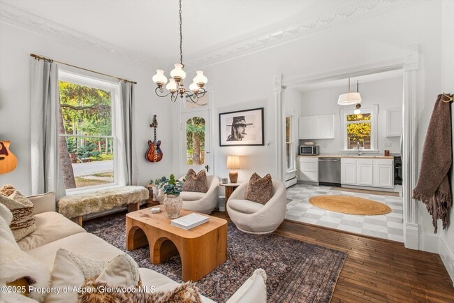 Building Photo - 406 W Smuggler St