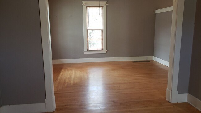 Building Photo - North-end quite craftsman home