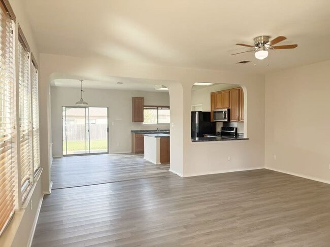 Building Photo - 1722 E Mesa Park Dr