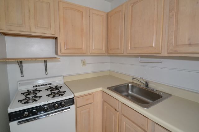 Building Photo - 533 W Roscoe St