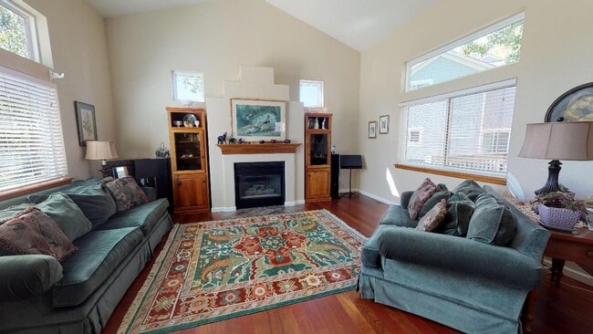 Building Photo - Beautiful sunny home