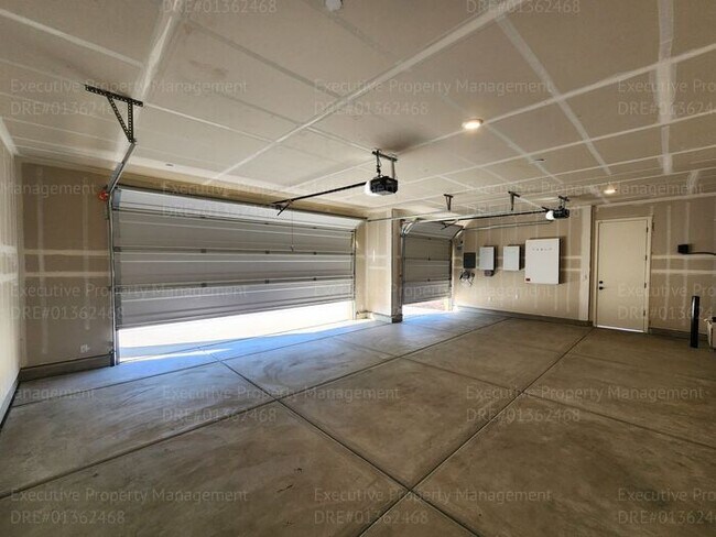 Building Photo - 4 bedroom/ 3 bathroom split-wing home. *Mo...