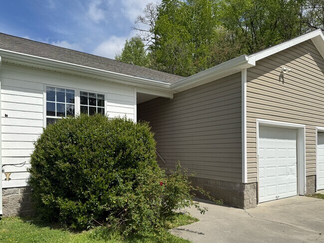 Building Photo - 109 Daughety Ct