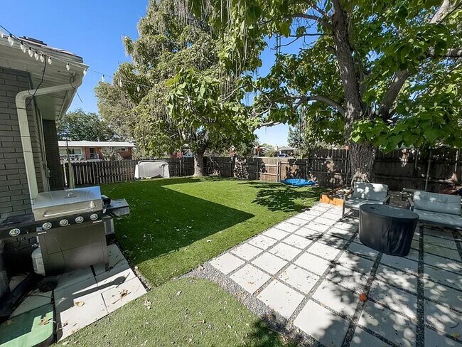 Building Photo - Beautifully updated 5 Bed / 2 Bath Home wi...