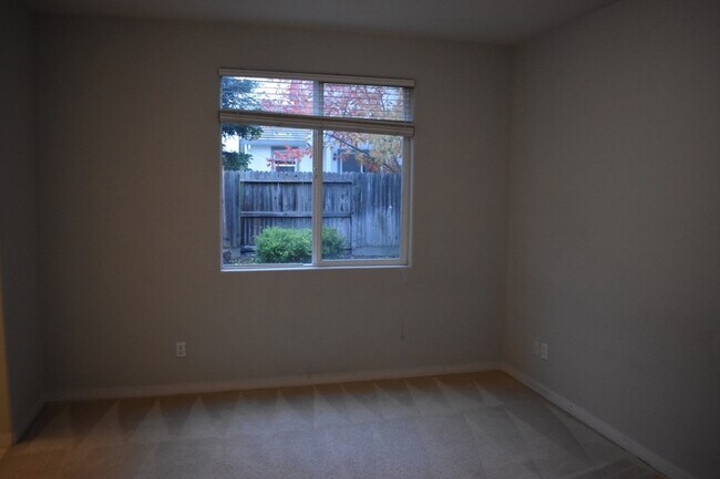 Building Photo - 570 Barclay Way