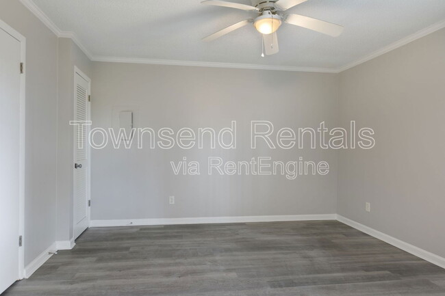 Building Photo - 5858 Century Oaks Dr