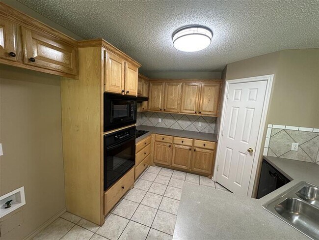 Building Photo - 2305 Haverhill Dr