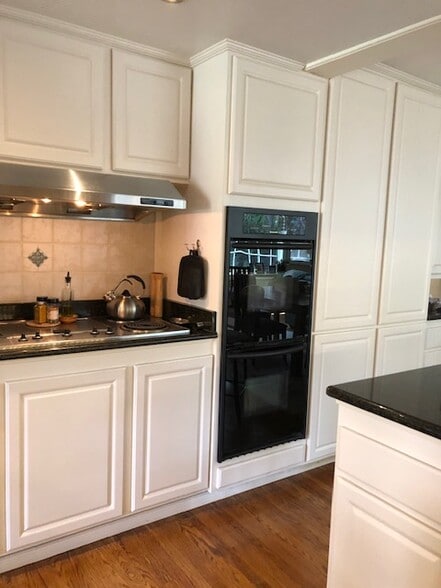 Kitchen with large range and double ovens - 819 Rubis Dr