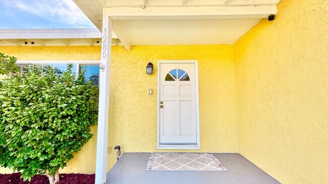 Building Photo - 1280 Alturas Rd