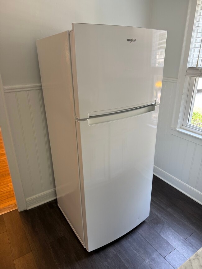 Building Photo - 913 Bryan Ave