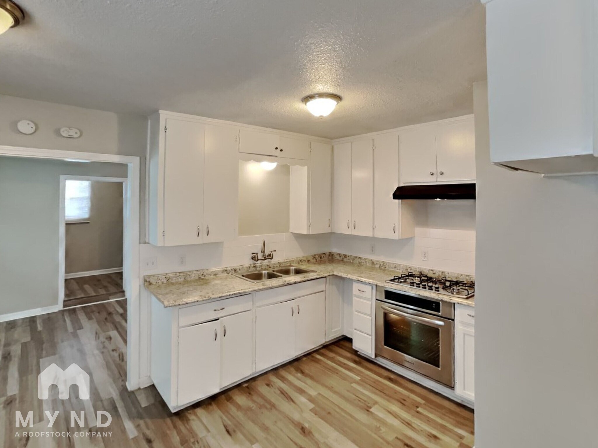 Building Photo - 1914 Roslyn St