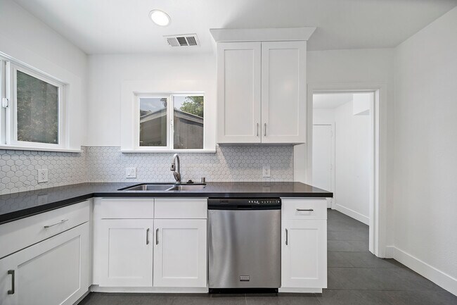 Building Photo - 4978 N North Maywood Ave