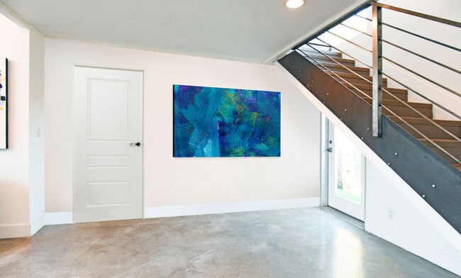 Building Photo - 1037 N Laurel Ave