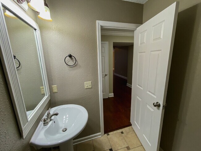 Building Photo - Welcome home to this charming 4-bedroom, 2.5-bath home in Noblesville!
