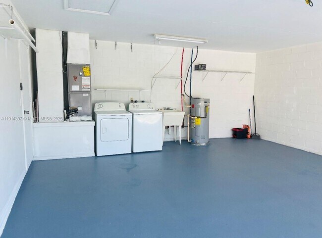 Building Photo - 807 Mountbatten Ln