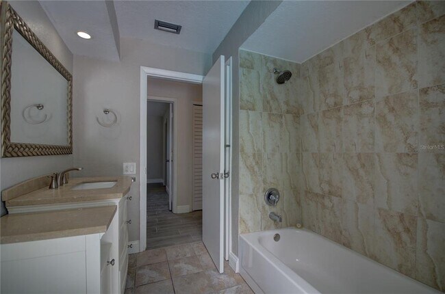 Building Photo - 904 Wellington Dr