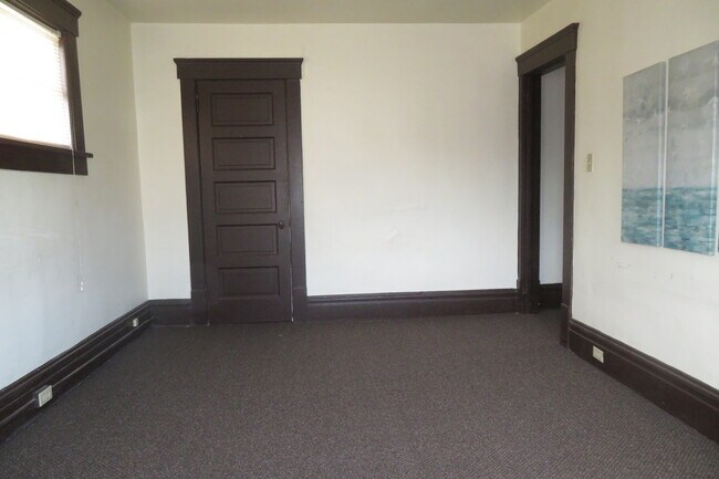 Living room - 424 Kirn Ave
