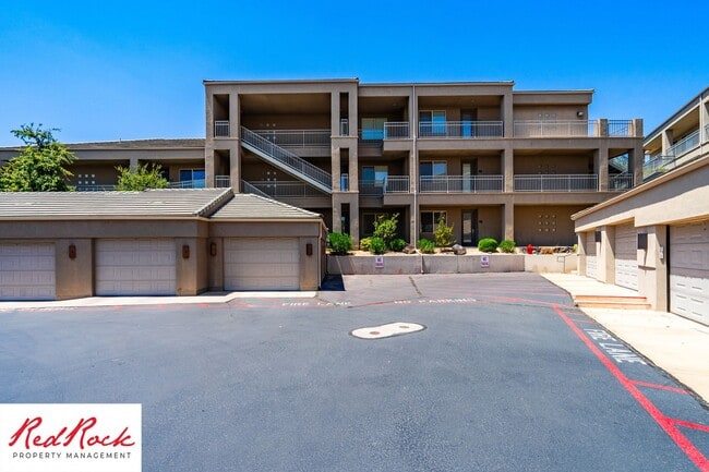 Building Photo - Remarkable 3 Bedroom Condo Next to Sunbroo...