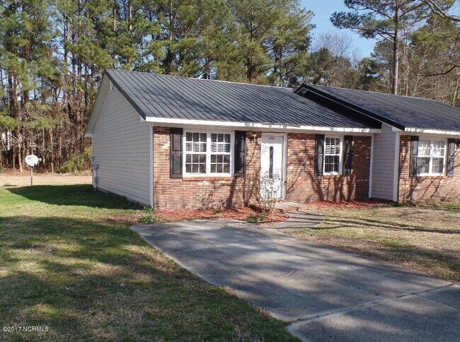 Building Photo - Two Bedroom Duplex Located In Midway Park!