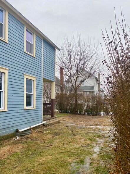 Building Photo - 19 Center St