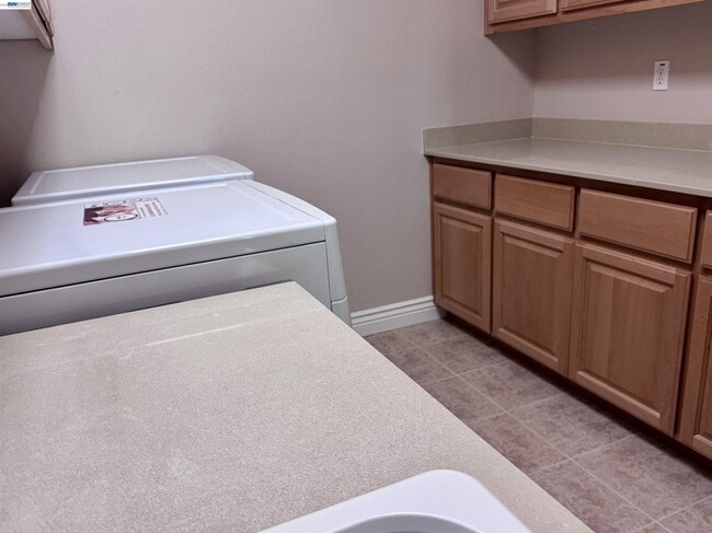 Building Photo - 7875 Kennard Ln