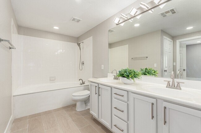 Building Photo - Upgraded 2 Bed 2 Bath with attached 1 Car ...