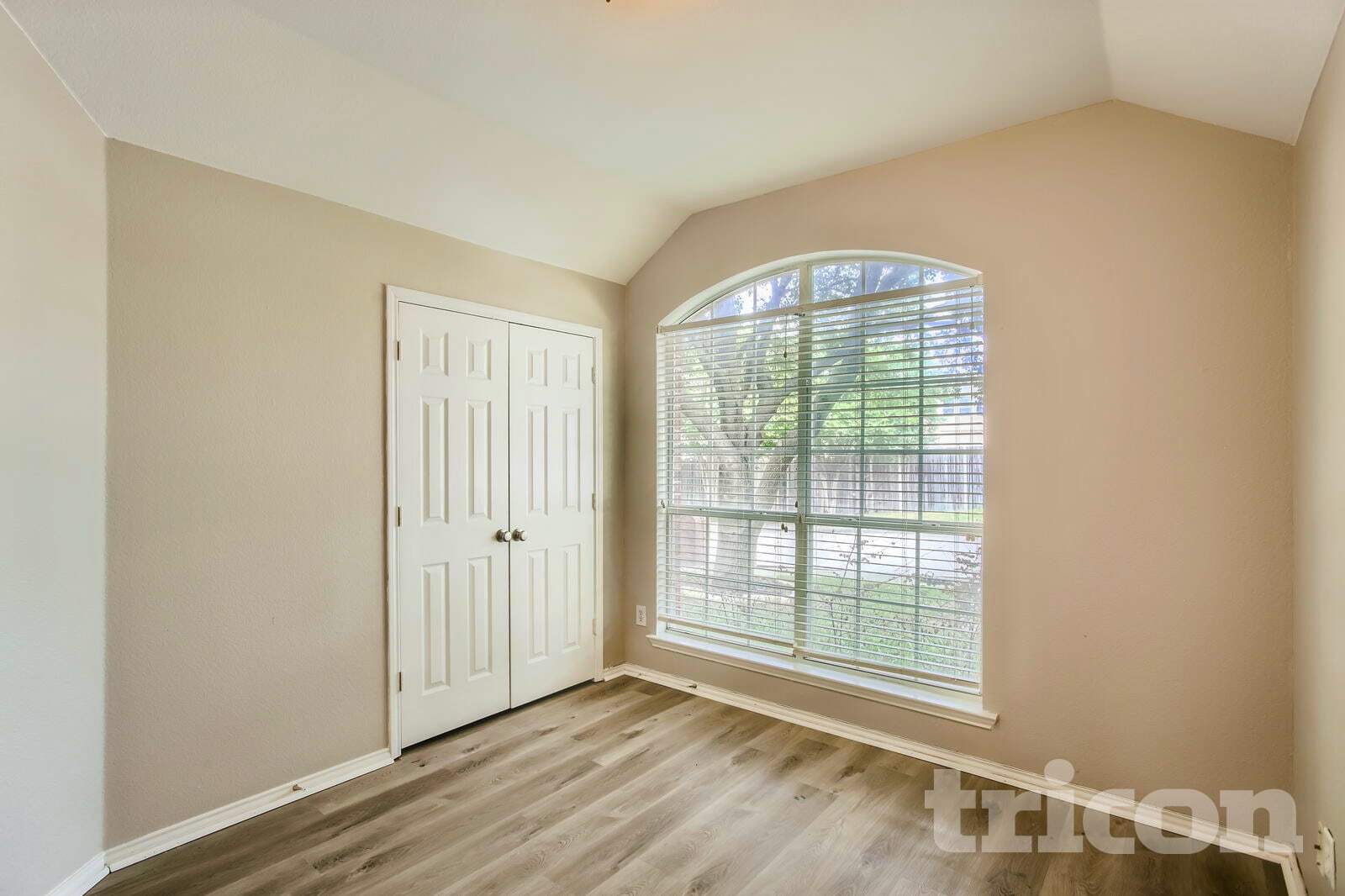 Building Photo - 2075 Crestlake Dr