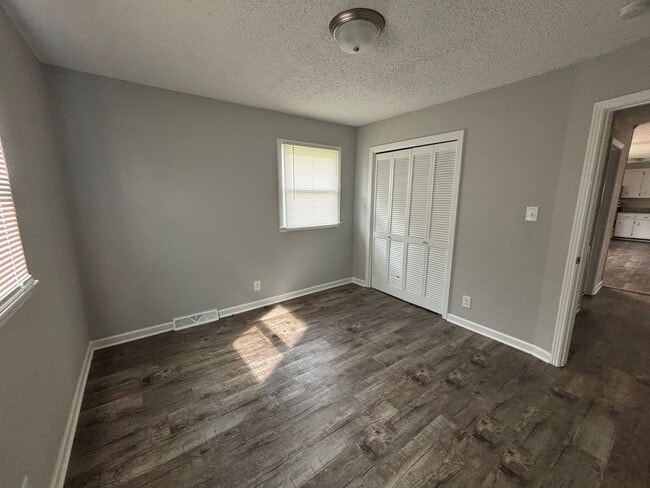 Building Photo - 927 Kenwood Dr