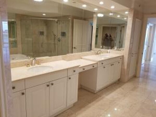 Building Photo - 20201 E Country Club Dr