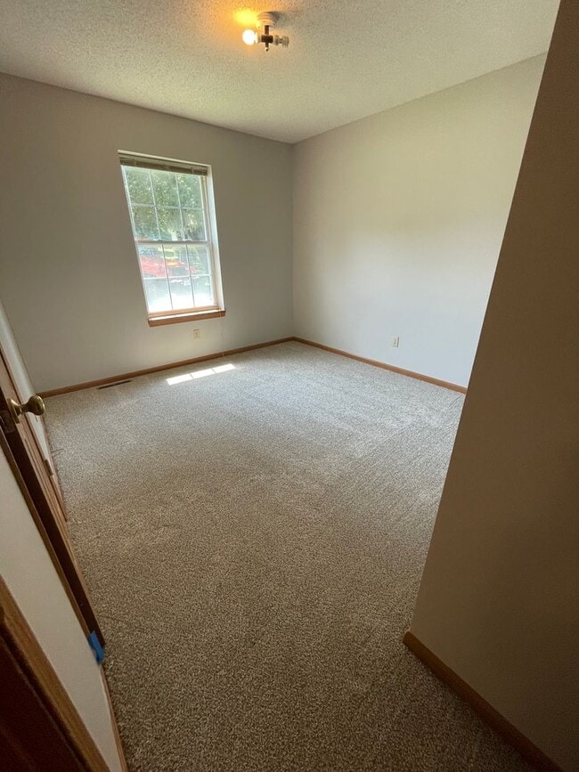Building Photo - 3 bed/2 bath single- family home