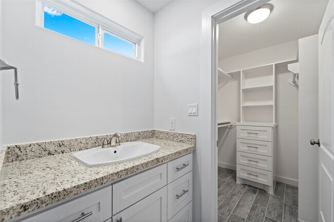 Building Photo - 913 Turner Dr