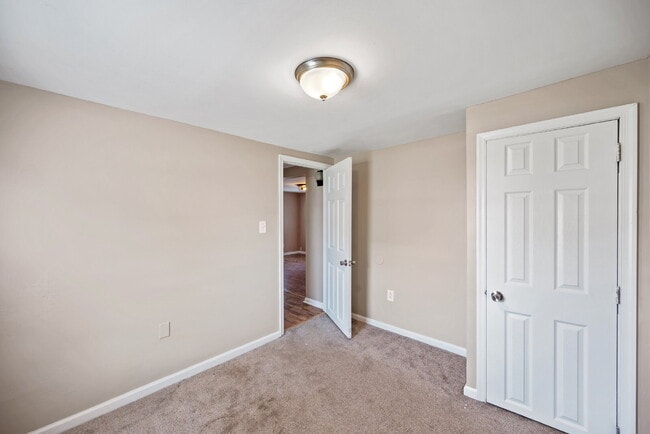 Building Photo - CHARMING 3 BEDROOM 1 BATH NEAR LITTLE CREEK & SHORE DR