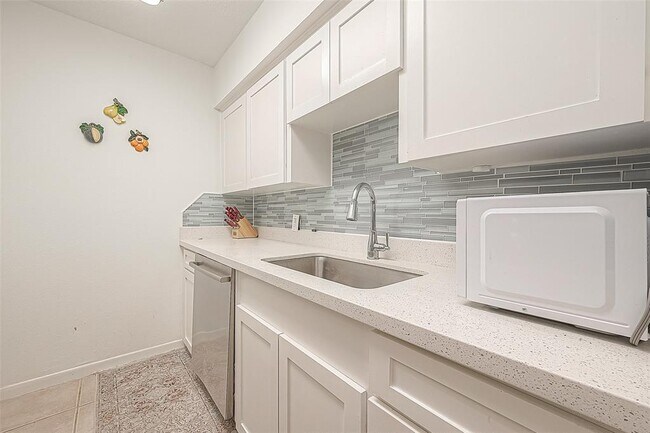Building Photo - 2201 Fountain View Dr