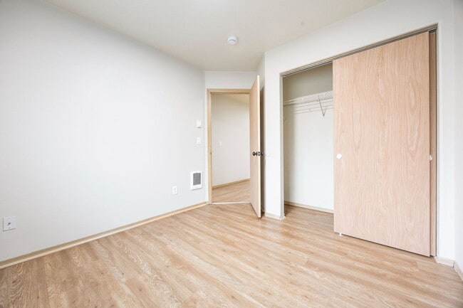 Building Photo - 5Bed/2.5 Bath home available in SE Portland