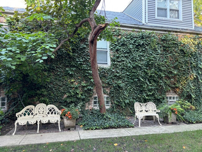 Building Photo - 2138 W McLean Ave