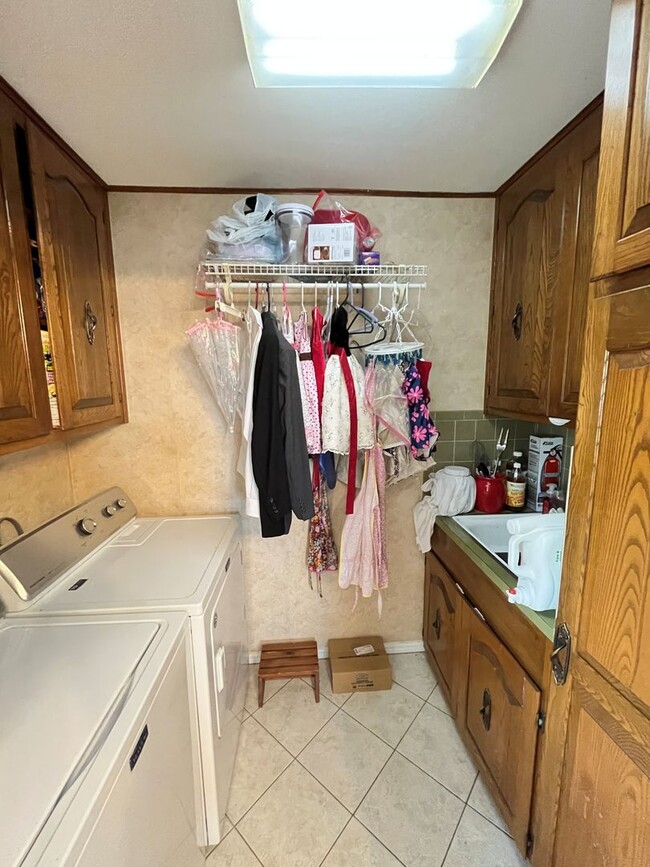 Building Photo - Superb 3 bedroom 2.5 bath home in Springda...