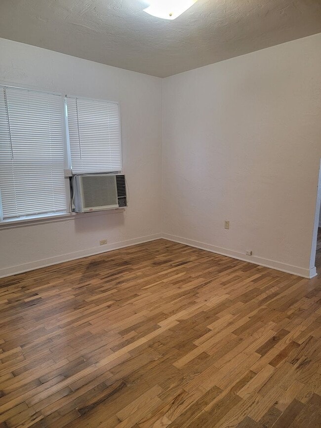 Building Photo - **APPROVED APPLICATIONS**  2 bed 1 bath single family home