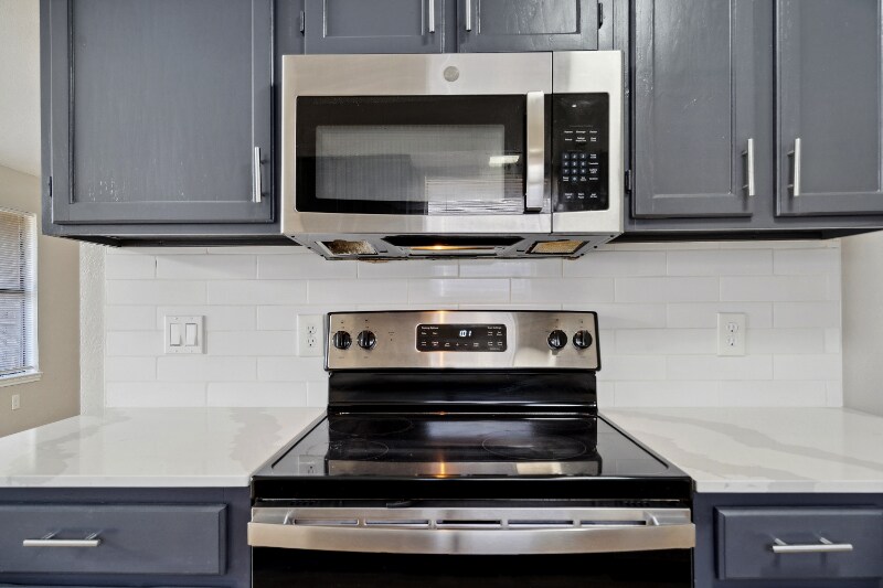 Building Photo - 2804 S Meadow Dr
