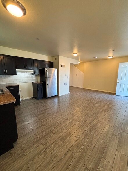 Building Photo - 924 W 78th St