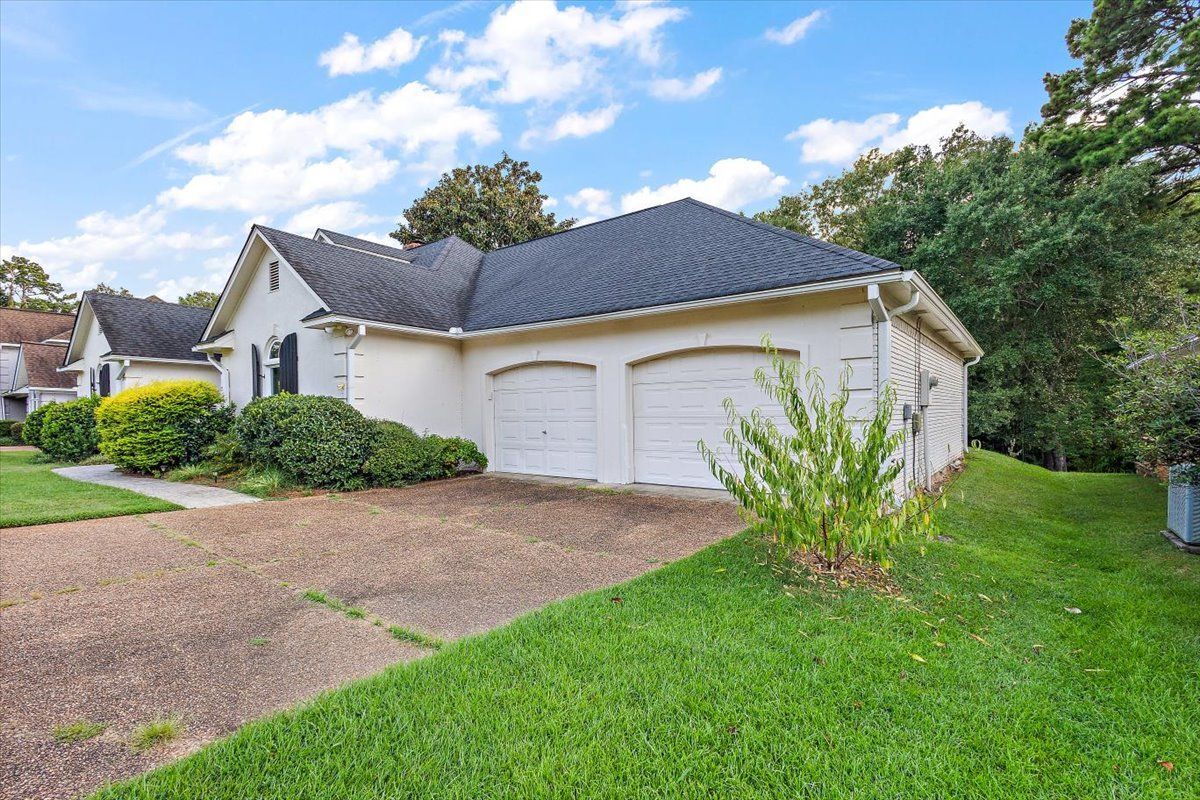 Building Photo - 423 Woodlands Cir