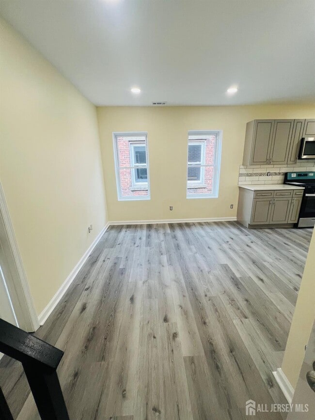 Building Photo - 362 Lawrie St