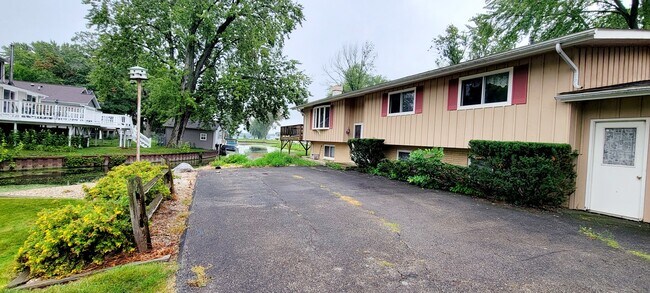 Building Photo - 41511 N Country Club Dr