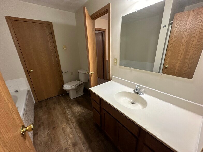 Building Photo - 1062 Lakeshore Dr