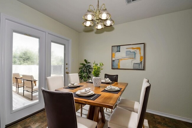 Building Photo - GREAT SINGLE STORY HOME  |  DECK REDONE CL...