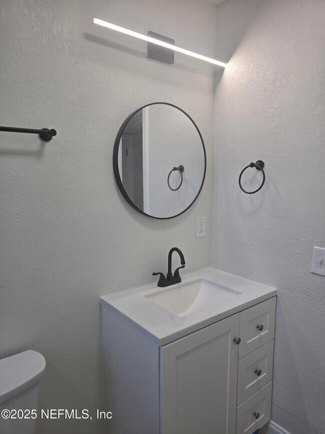 Building Photo - 5708 Vernon Rd