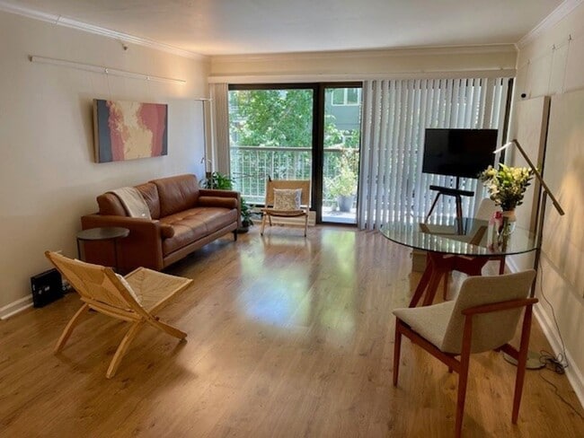 Building Photo - 1 Bedroom 1 Bathroom Downtown Unit with Pa...