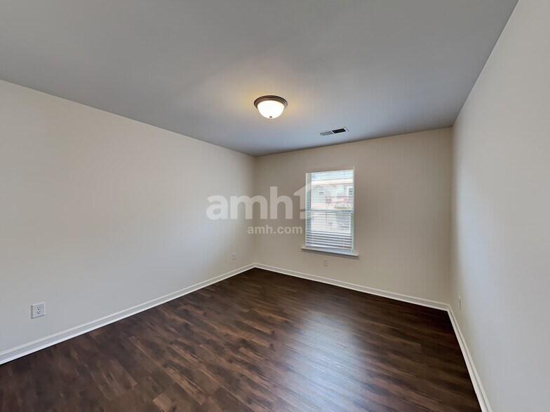 Building Photo - 1522 Balvaird Dr SE